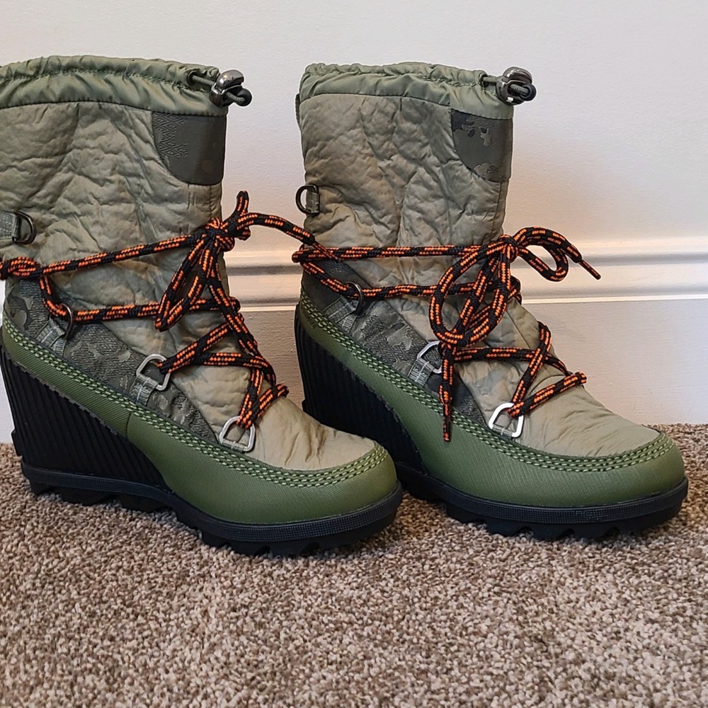 Sorrel waterproof wedge boots; hiker green never worn; awesome boot
